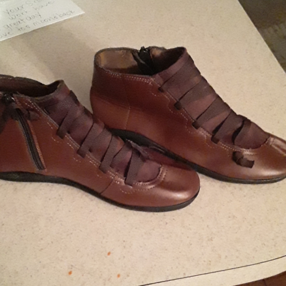 Girls brown boots